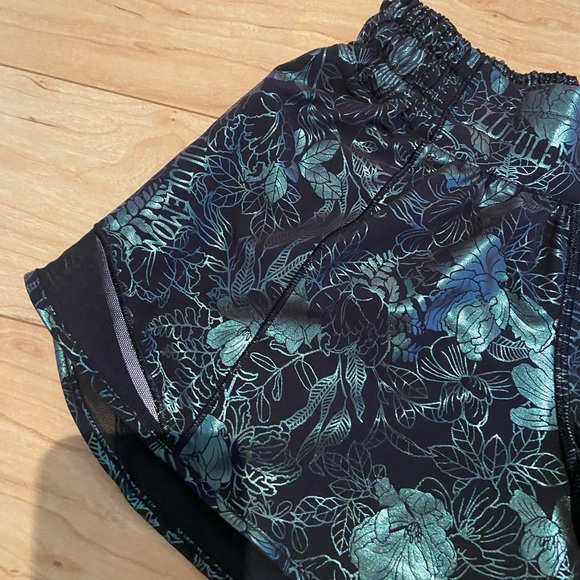 Brand new Lululemon shorts size 2 - Picture 2 of 3